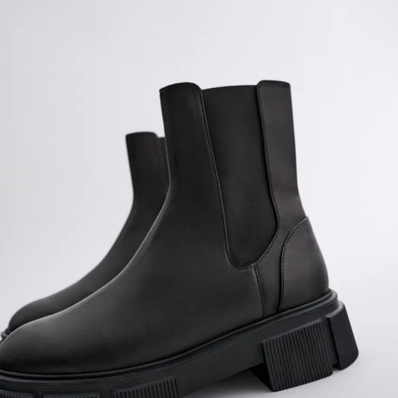 NWT. Zara Flat Leather Ankle Boot. Size 9. - Picture 4 of 8